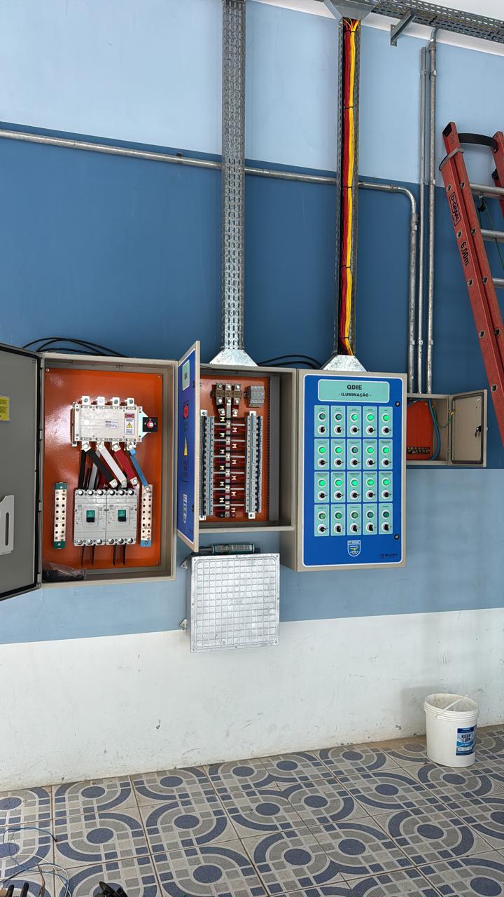 Quadros de força e de iluminação instalados na parede, com eletrocalhas e cabeamento
